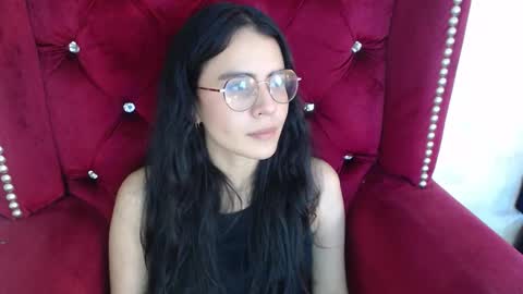 Snapshot of honeybuu_ chatting on 11-16-25, 04:56 Emily online show from 11-16-25, 04:56