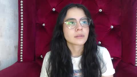 Snapshot of honeybuu_ chatting on 11-17-25, 02:34 Emily online show from 11-17-25, 02:34