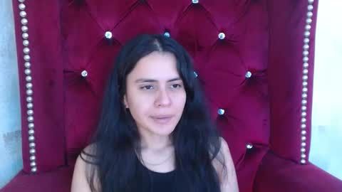 Snapshot of honeybuu_ chatting on 11-18-25, 02:54 Emily online show from 11-18-25, 02:54