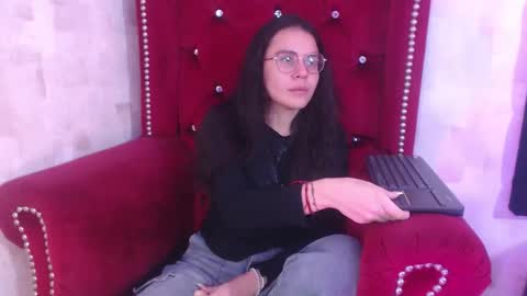 Snapshot of honeybuu_ chatting on 11-19-25, 02:17 Emily online show from 11-19-25, 02:17