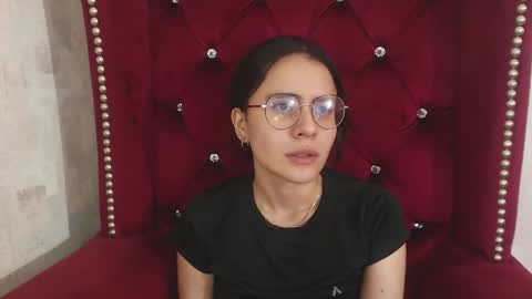 Snapshot of honeybuu_ chatting on 11-23-25, 03:01 Emily online show from 11-23-25, 03:01