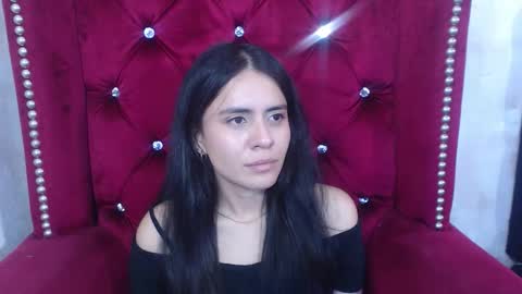 Snapshot of honeybuu_ chatting on 11-26-25, 03:24 Emily online show from 11-26-25, 03:24