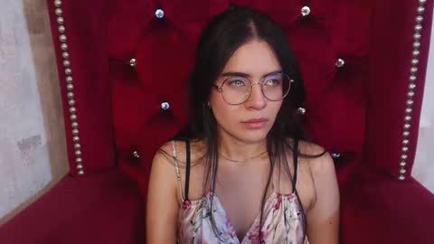 Snapshot of honeybuu_ chatting on 11-28-25, 01:25 Emily online show from 11-28-25, 01:25