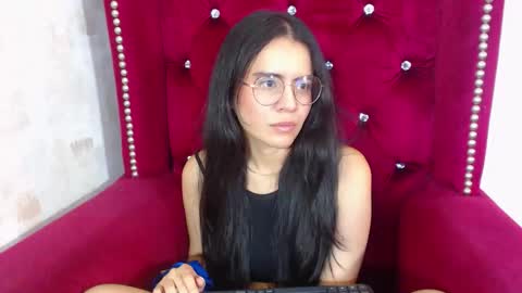 Snapshot of honeybuu_ chatting on 12-05-25, 03:41 Emily online show from 12-05-25, 03:41