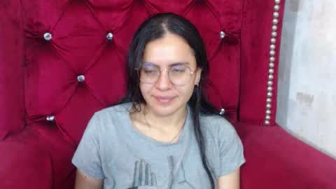 Snapshot of honeybuu_ chatting on 12-18-25, 02:45 Emily online show from 12-18-25, 02:45