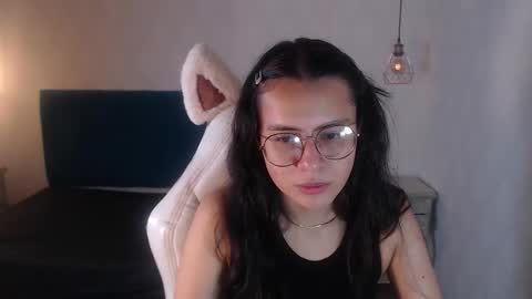 Snapshot of honeybuu_ chatting on 02-02-26, 02:49 Emily online show from 02-02-26, 02:49