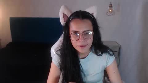 Snapshot of honeybuu_ chatting on 02-03-26, 03:17 Emily online show from 02-03-26, 03:17