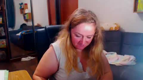 Snapshot of honeydewmolly chatting on 11-19-25, 07:25 HoneydewMolly online show from 11-19-25, 07:25