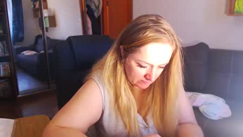 Snapshot of honeydewmolly chatting on 12-03-25, 12:36 HoneydewMolly online show from 12-03-25, 12:36