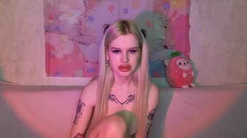 Lisa online show from 11-22-25, 01:37