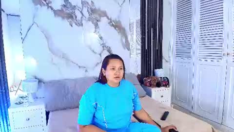 Snapshot of honeyhiips chatting on 07-16-26, 11:27 HONEY HIPS online show from 07-16-26, 11:27