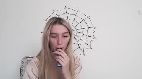 Snapshot of honeyveil chatting on 10-23-25, 12:15 honeyveil online show from 10-23-25, 12:15