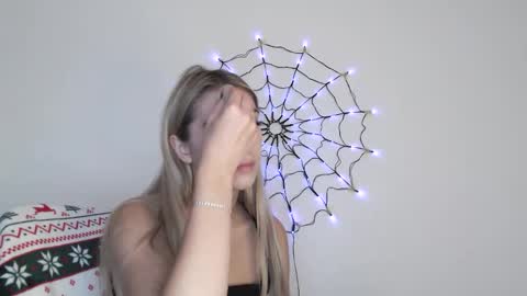 Snapshot of honeyveil chatting on 10-28-25, 12:30 honeyveil online show from 10-28-25, 12:30