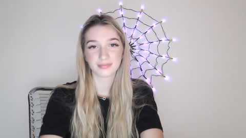 Snapshot of honeyveil chatting on 10-30-25, 01:23 honeyveil online show from 10-30-25, 01:23