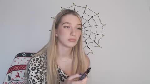 Snapshot of honeyveil chatting on 10-31-25, 01:34 honeyveil online show from 10-31-25, 01:34