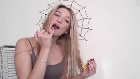 Snapshot of honeyveil chatting on 11-05-25, 12:16 honeyveil online show from 11-05-25, 12:16