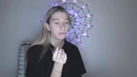 Snapshot of honeyveil chatting on 11-06-25, 02:07 honeyveil online show from 11-06-25, 02:07