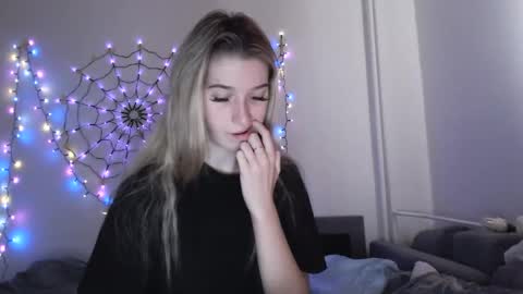 Snapshot of honeyveil chatting on 11-16-25, 12:55 honeyveil online show from 11-16-25, 12:55