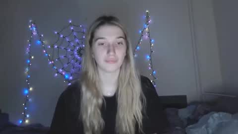 Snapshot of honeyveil chatting on 11-18-25, 03:27 honeyveil online show from 11-18-25, 03:27