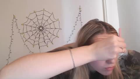 Snapshot of honeyveil chatting on 11-19-25, 01:11 honeyveil online show from 11-19-25, 01:11