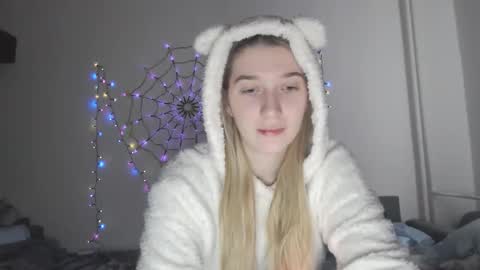 Snapshot of honeyveil chatting on 11-22-25, 01:21 honeyveil online show from 11-22-25, 01:21