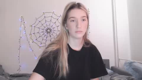 Snapshot of honeyveil chatting on 11-24-25, 11:10 honeyveil online show from 11-24-25, 11:10