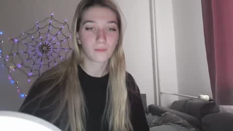 Snapshot of honeyveil chatting on 11-25-25, 11:21 honeyveil online show from 11-25-25, 11:21