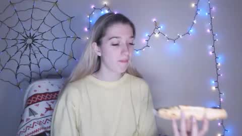 Snapshot of honeyveil chatting on 12-05-25, 02:25 honeyveil online show from 12-05-25, 02:25