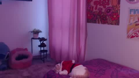 Snapshot of honeyypeaach chatting on 12-05-24, 11:07    online show from 12-05-24, 11:07
