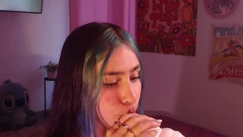 Snapshot of honeyypeaach chatting on 12-11-24, 10:27    online show from 12-11-24, 10:27