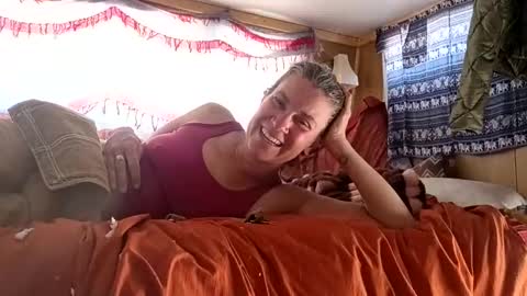 Snapshot of hoodoou chatting on 04-04-26, 09:23 hoodoou online show from 04-04-26, 09:23