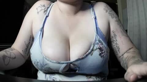 Snapshot of horny_amature_couple chatting on 02-05-25, 06:48 Misty online show from 02-05-25, 06:48