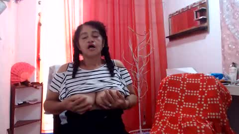 Snapshot of horny_mommy17 chatting on 06-08-26, 02:06 armina online show from 06-08-26, 02:06