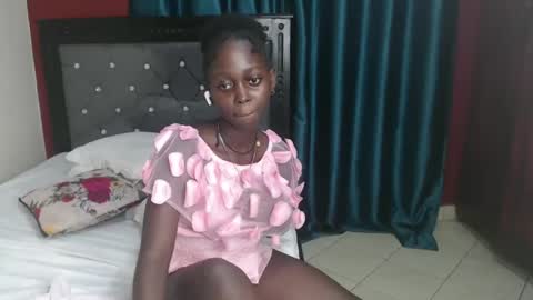 Snapshot of hornybella4 chatting on 12-17-24, 08:32 Bella online show from 12-17-24, 08:32