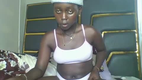 Snapshot of hornybella4 chatting on 11-01-25, 11:34 Bella online show from 11-01-25, 11:34