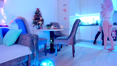 Snapshot of hornybunnys chatting on 12-22-24, 10:04 Alex and Rosie online show from 12-22-24, 10:04