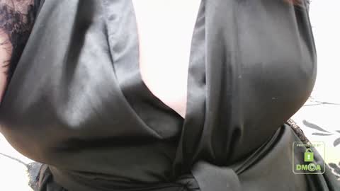 Snapshot of hot_and_pretty chatting on 01-05-25, 09:37 Lila online show from 01-05-25, 09:37