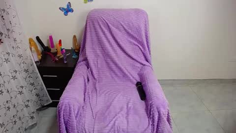 Snapshot of hot_girl01_hanna chatting on 02-24-25, 08:58 angie online show from 02-24-25, 08:58