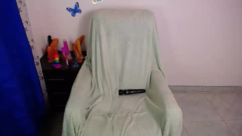 Snapshot of hot_girl01_hanna chatting on 11-12-25, 10:52 angie online show from 11-12-25, 10:52