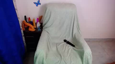 Snapshot of hot_girl01_hanna chatting on 11-14-25, 11:57 angie online show from 11-14-25, 11:57