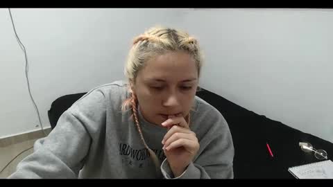 Snapshot of hot_mommymia chatting on 01-11-25, 11:35 Mia online show from 01-11-25, 11:35