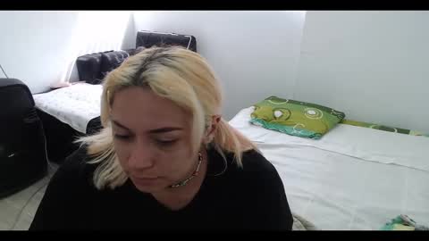 Snapshot of hot_mommymia chatting on 01-20-25, 06:32 Mia online show from 01-20-25, 06:32