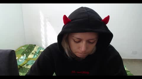 Snapshot of hot_mommymia chatting on 02-18-25, 01:33 Mia online show from 02-18-25, 01:33