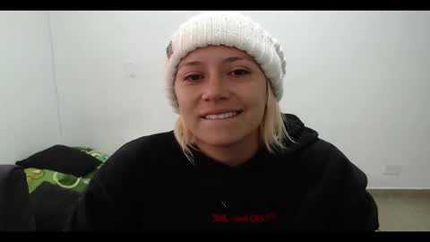 Snapshot of hot_mommymia chatting on 02-19-25, 01:06 Mia online show from 02-19-25, 01:06