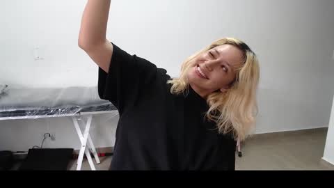 Snapshot of hot_mommymia chatting on 03-03-25, 03:53 Mia online show from 03-03-25, 03:53