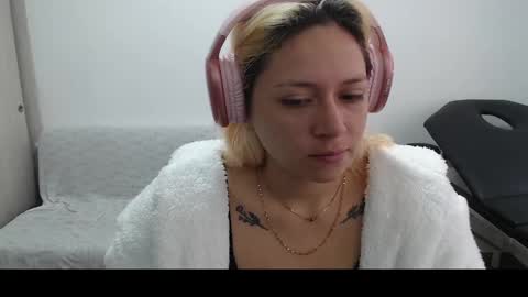 Snapshot of hot_mommymia chatting on 03-09-25, 01:26 Mia online show from 03-09-25, 01:26