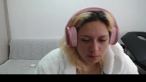 Snapshot of hot_mommymia chatting on 03-10-25, 04:03 Mia online show from 03-10-25, 04:03