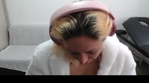 Snapshot of hot_mommymia chatting on 03-10-25, 07:07 Mia online show from 03-10-25, 07:07