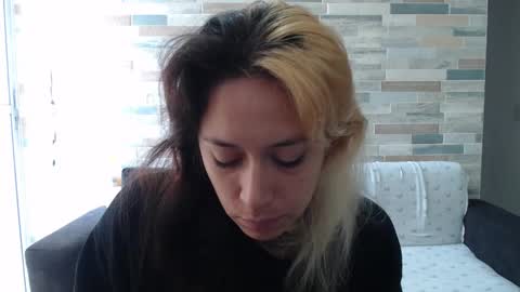 Snapshot of hot_mommymia chatting on 09-29-25, 02:33 Mia online show from 09-29-25, 02:33