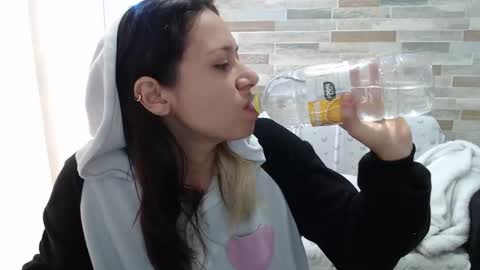 Snapshot of hot_mommymia chatting on 10-10-25, 12:37 Mia online show from 10-10-25, 12:37